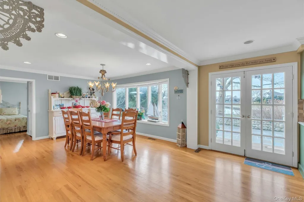 26 Oak Lane Hampton Bays NY 11946