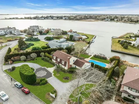 26 Oak Lane Hampton Bays NY 11946