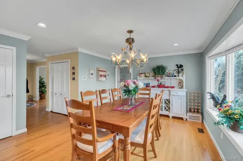 26 Oak Lane Hampton Bays NY 11946