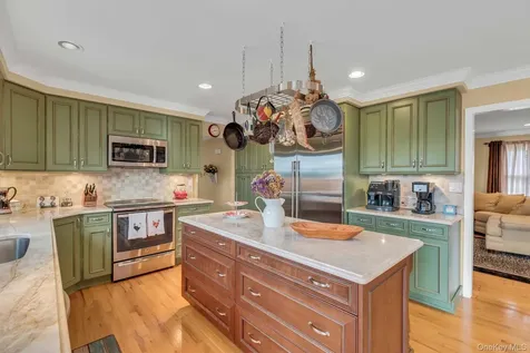 26 Oak Lane Hampton Bays NY 11946