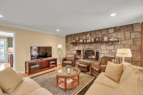 26 Oak Lane Hampton Bays NY 11946