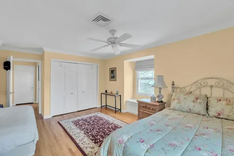 26 Oak Lane Hampton Bays NY 11946