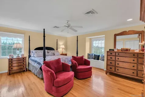 26 Oak Lane Hampton Bays NY 11946