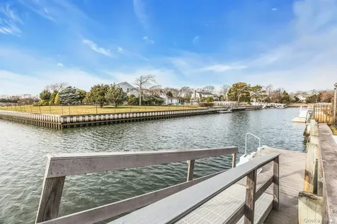 26 Oak Lane Hampton Bays NY 11946