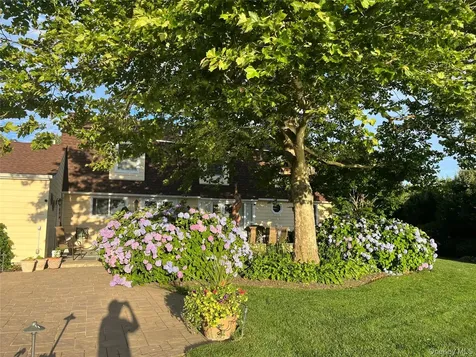26 Oak Lane Hampton Bays NY 11946