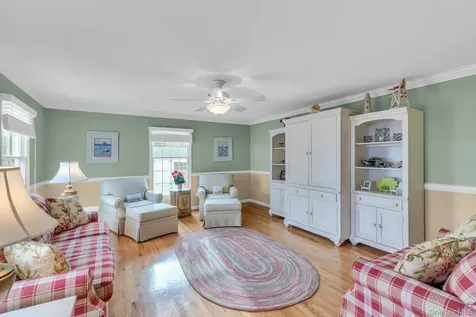 26 Oak Lane Hampton Bays NY 11946