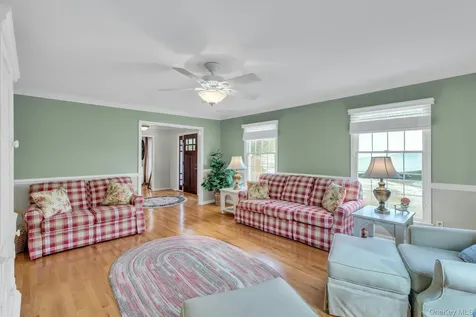 26 Oak Lane Hampton Bays NY 11946