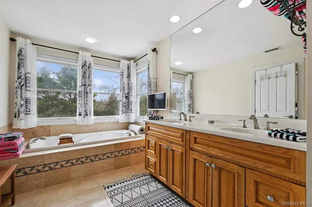 15 Carter Road Hampton Bays NY 11946