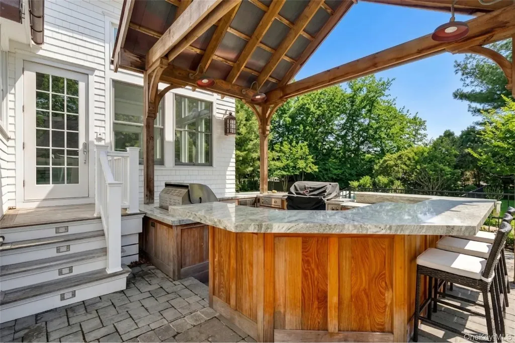 15 Carter Road Hampton Bays NY 11946