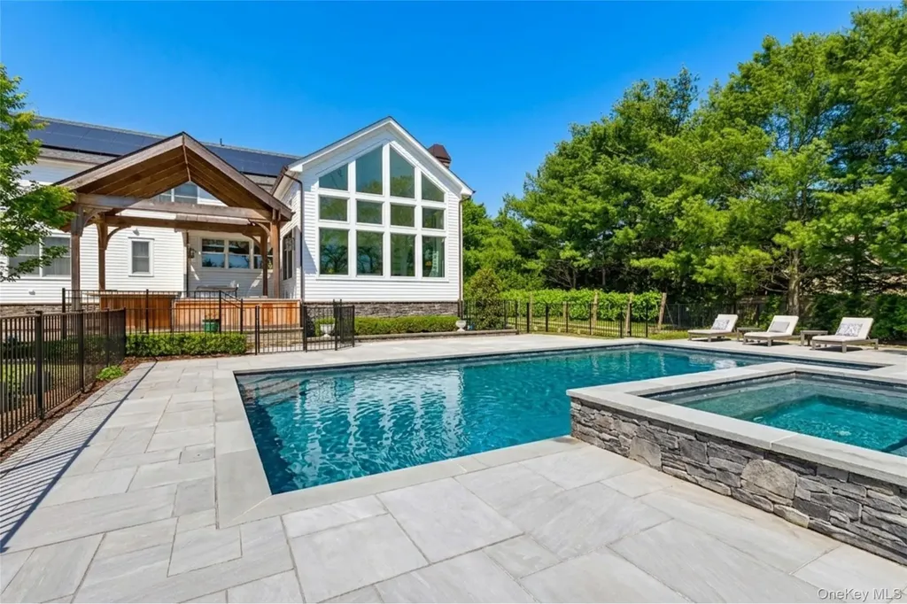 15 Carter Road Hampton Bays NY 11946