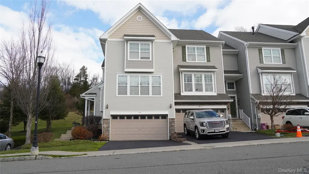 1402 Hawthorn Way New Windsor NY 12553