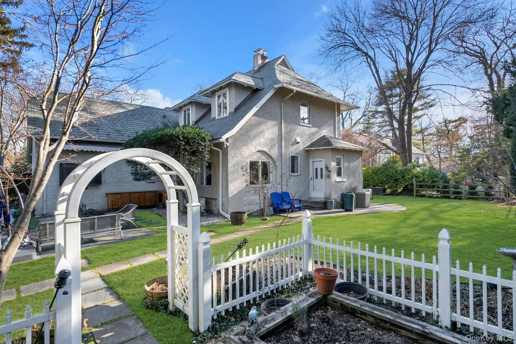 10 Clover Drive Great Neck NY 11021