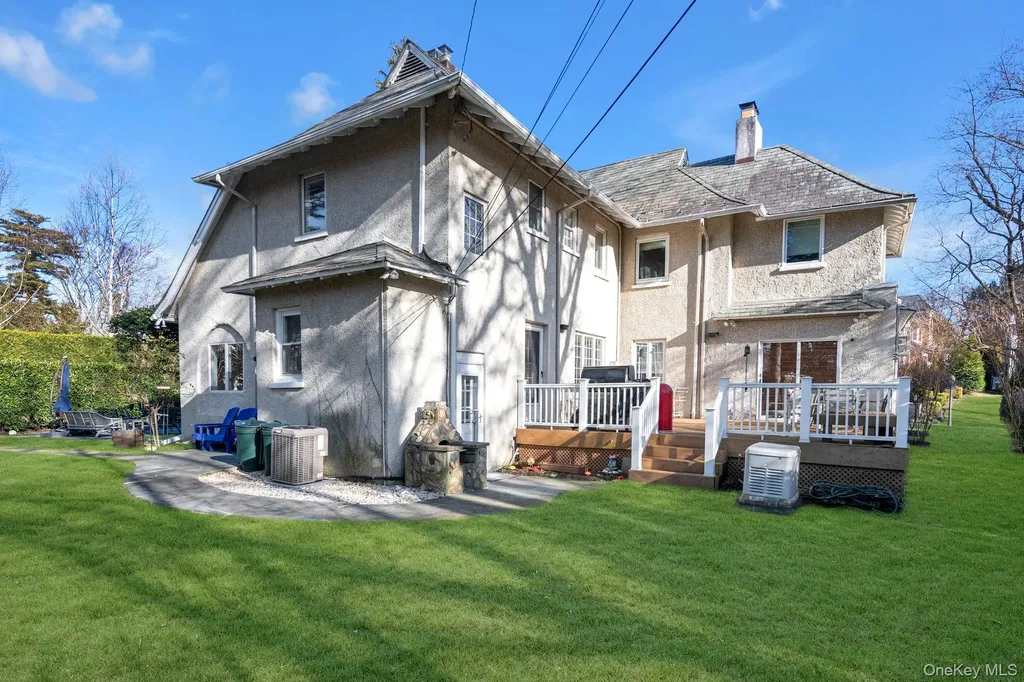 10 Clover Drive Great Neck NY 11021
