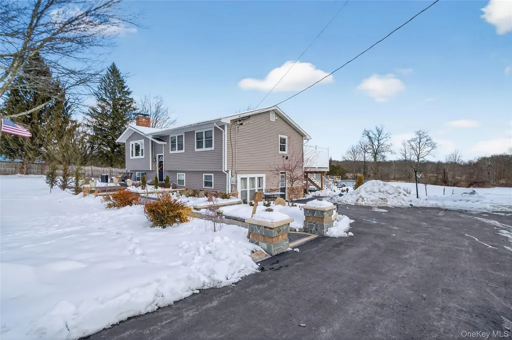 1076 Hoagerburgh Road Wallkill NY 12589