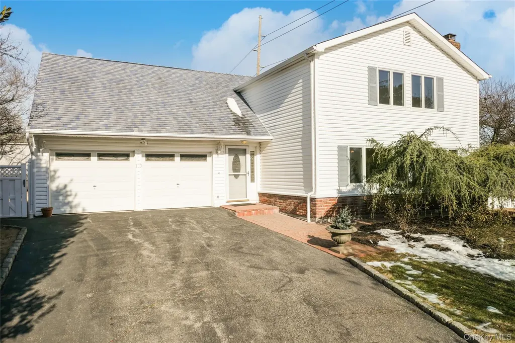 10 Marie Crescent East Patchogue NY 11772