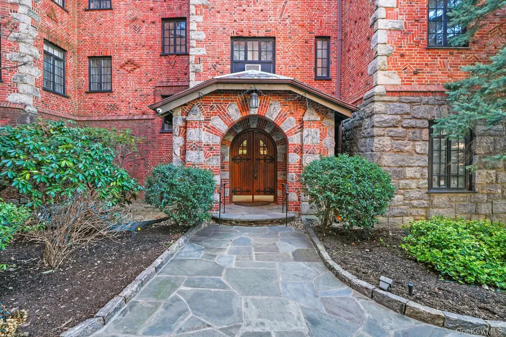 45 Pondfield Road W Bronxville NY 10708