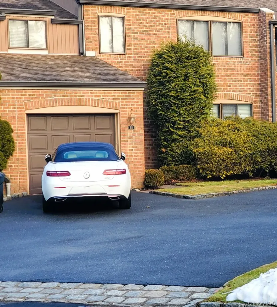 45 Windsor Gate North Hills NY 11040