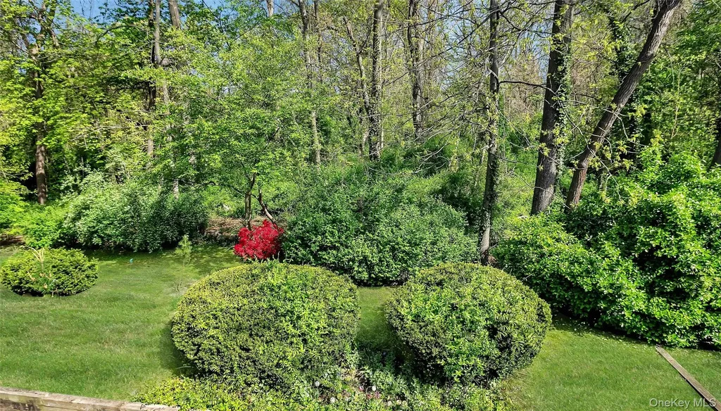 45 Windsor Gate North Hills NY 11040