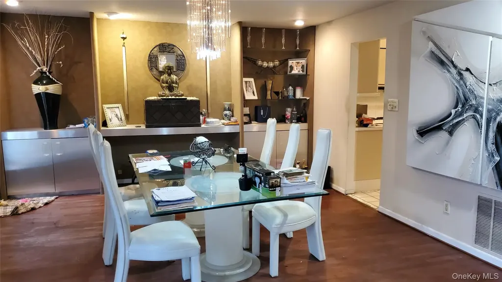 45 Windsor Gate North Hills NY 11040