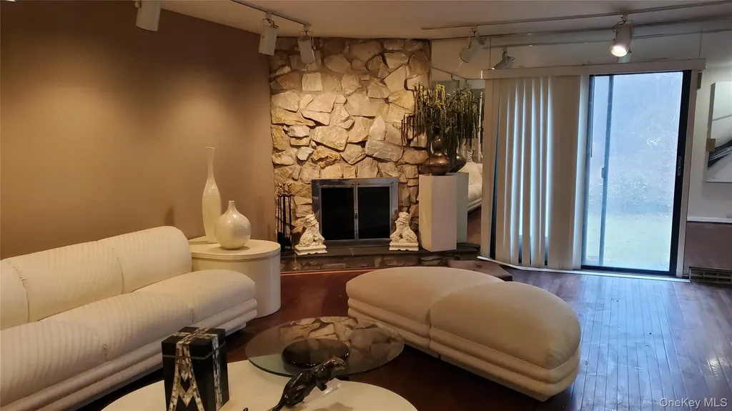 45 Windsor Gate North Hills NY 11040