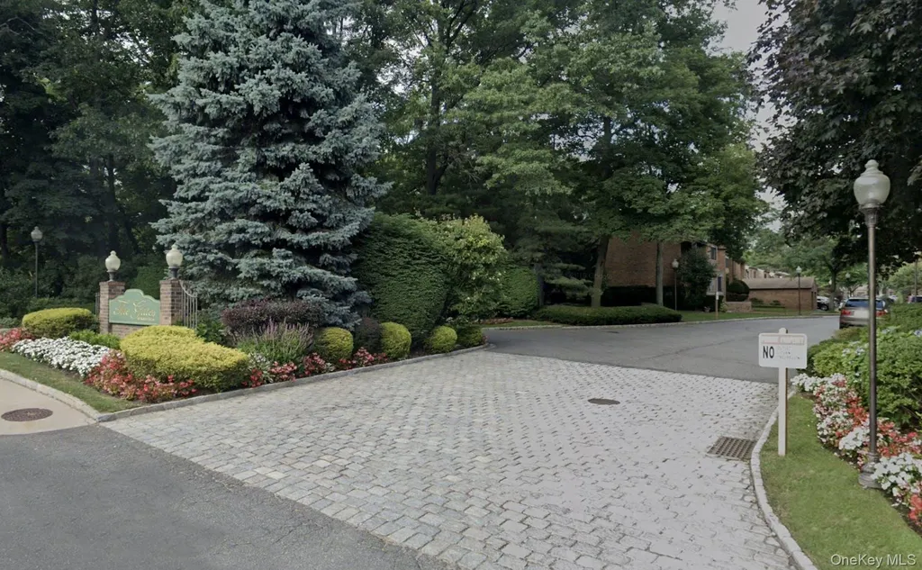 45 Windsor Gate North Hills NY 11040