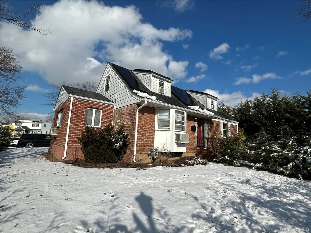 17 Molyneaux Road Valley Stream NY 11580