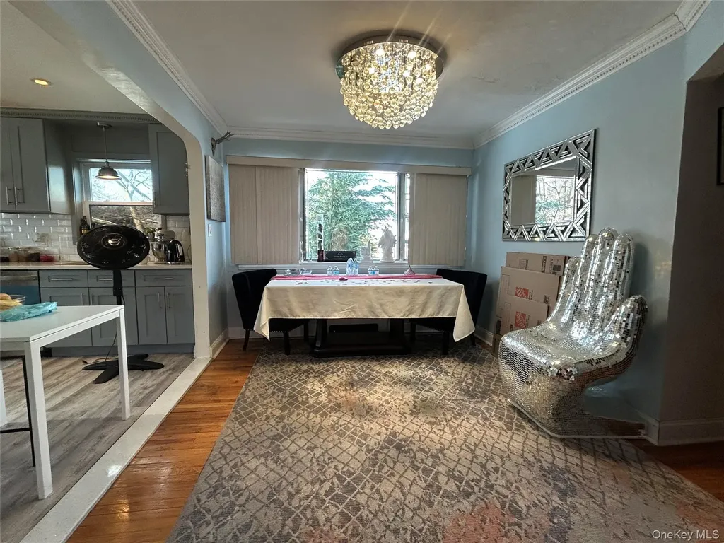 17 Molyneaux Road Valley Stream NY 11580