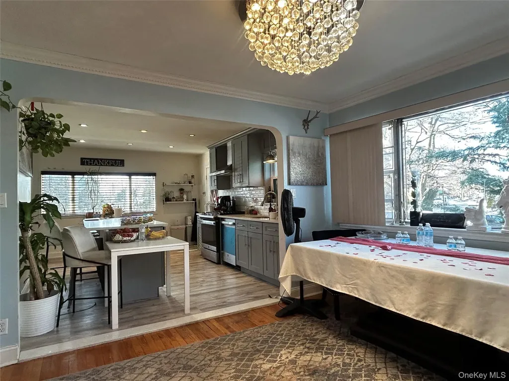 17 Molyneaux Road Valley Stream NY 11580