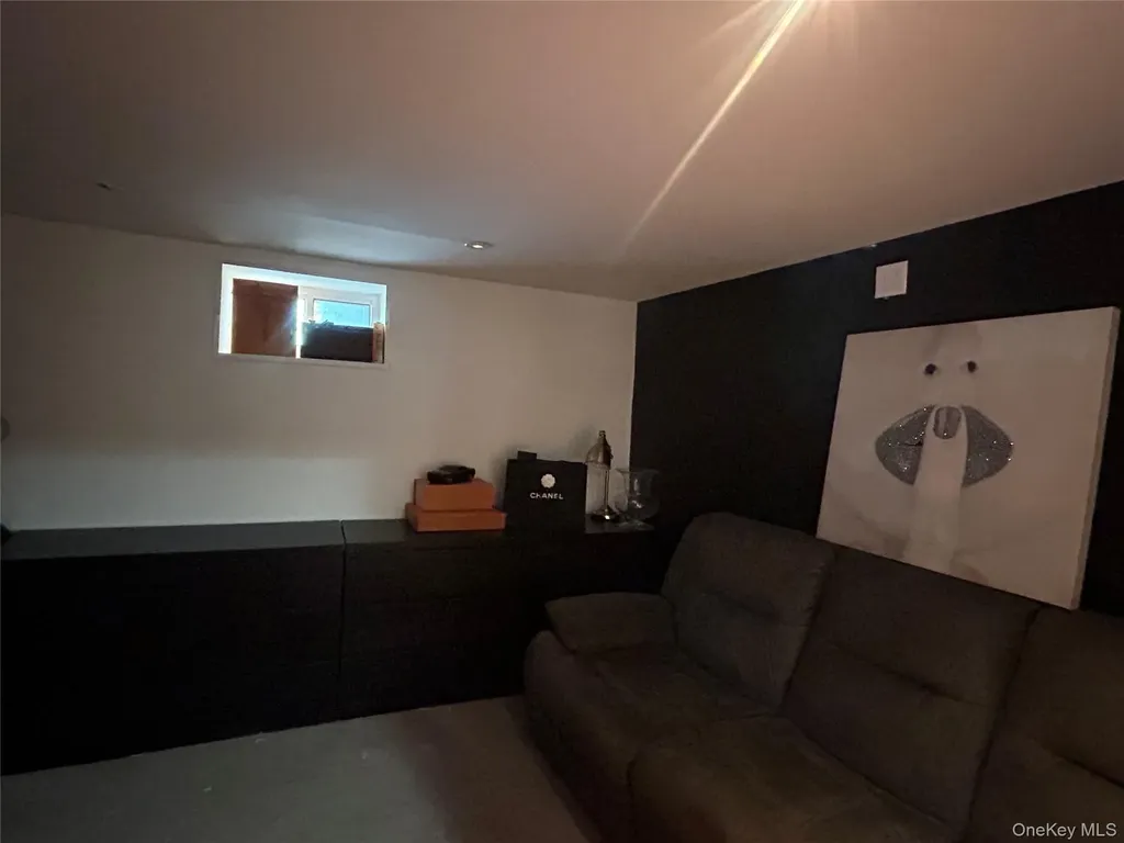 17 Molyneaux Road Valley Stream NY 11580