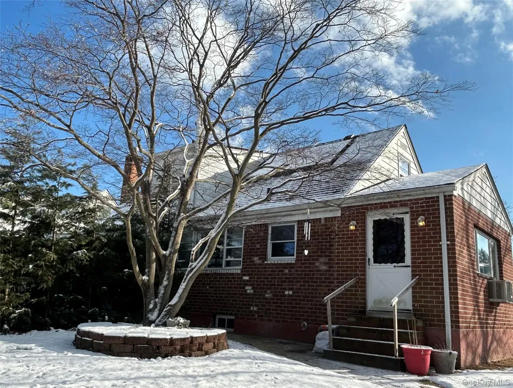 17 Molyneaux Road Valley Stream NY 11580