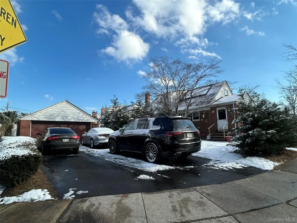 17 Molyneaux Road Valley Stream NY 11580