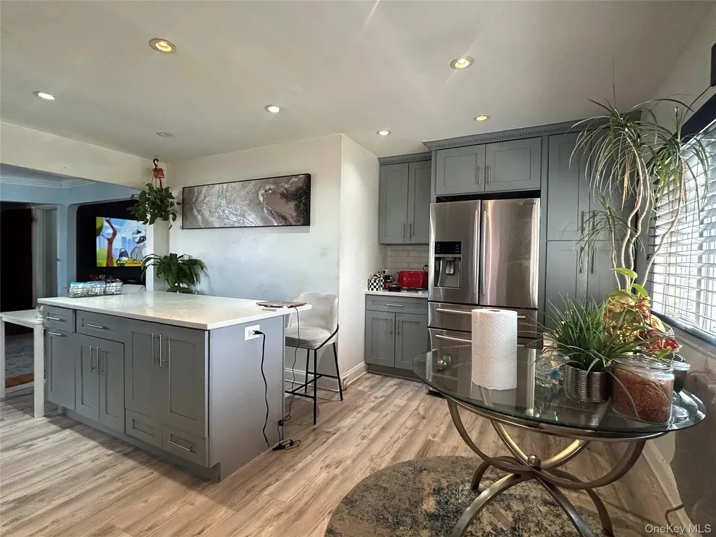 17 Molyneaux Road Valley Stream NY 11580
