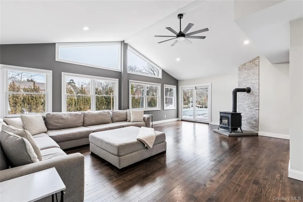24 Twin River Drive Oakdale NY 11769
