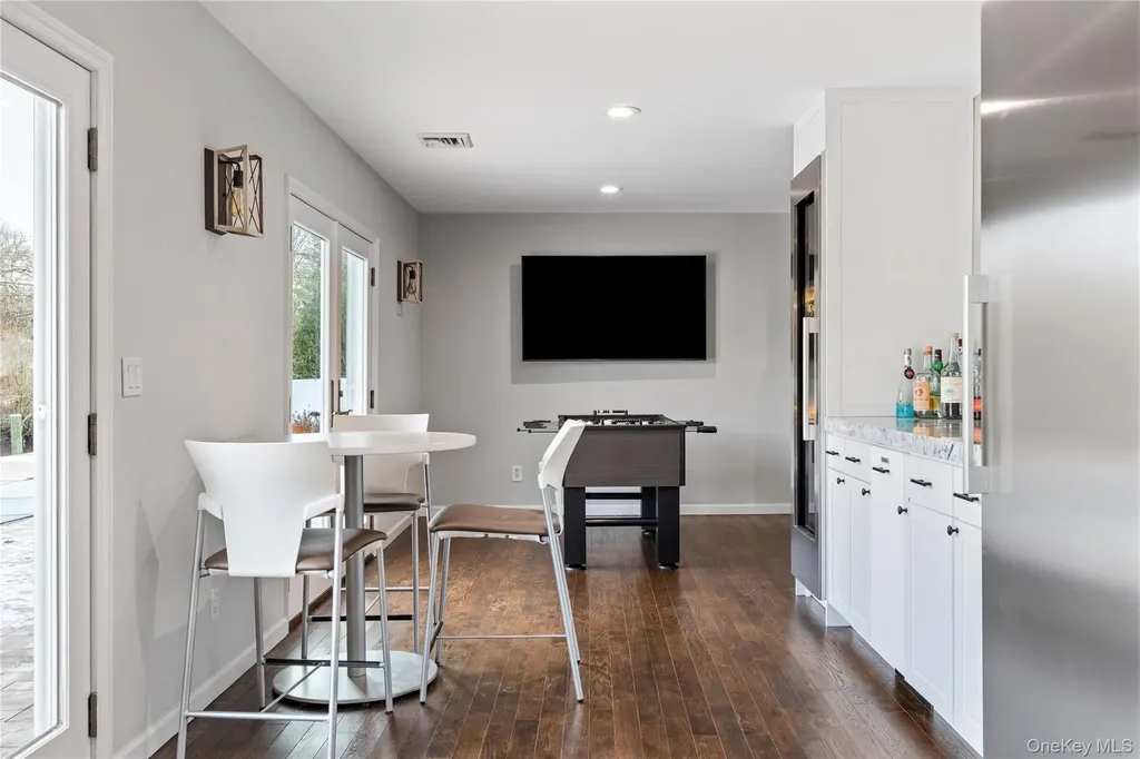 24 Twin River Drive Oakdale NY 11769