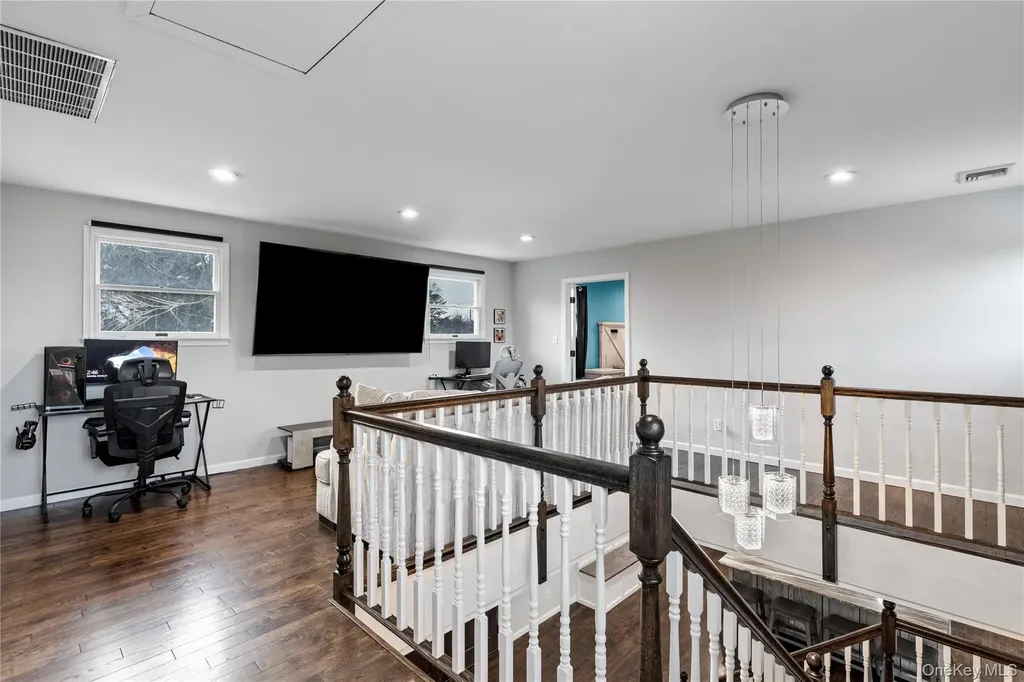 24 Twin River Drive Oakdale NY 11769