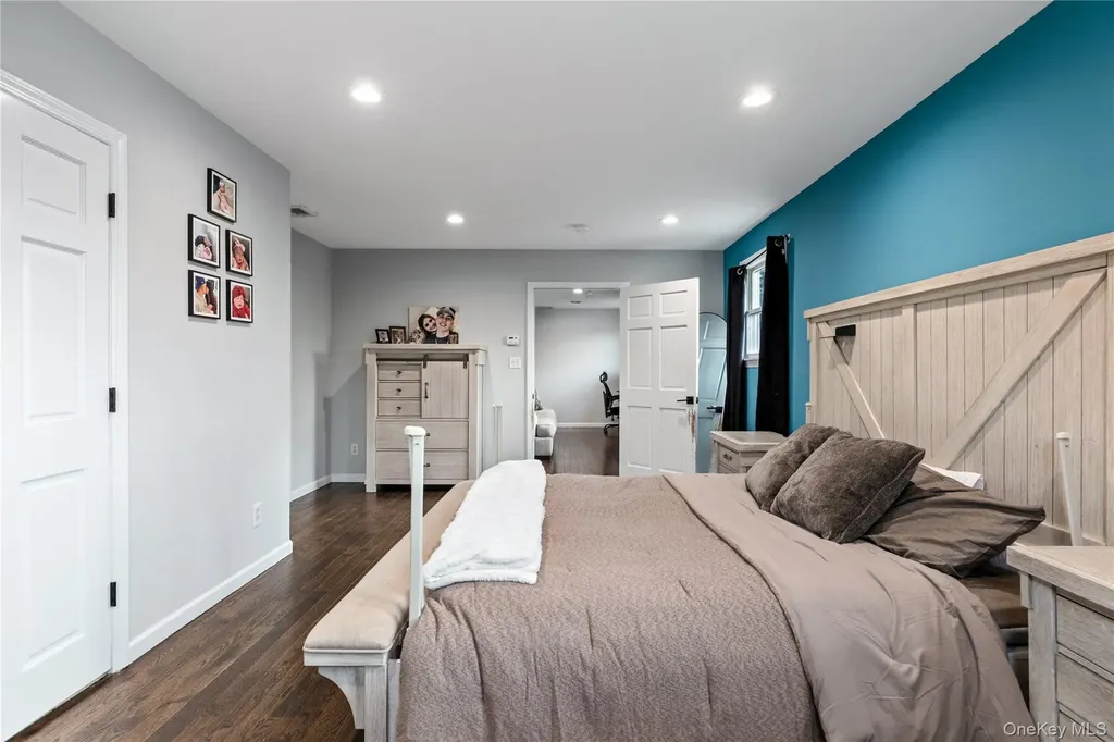24 Twin River Drive Oakdale NY 11769
