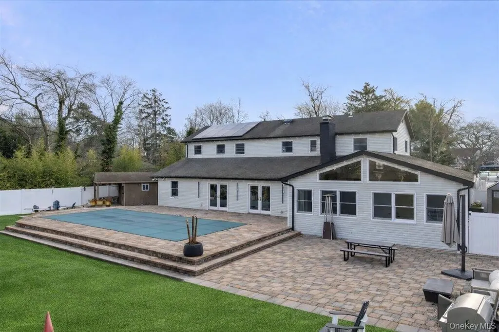 24 Twin River Drive Oakdale NY 11769