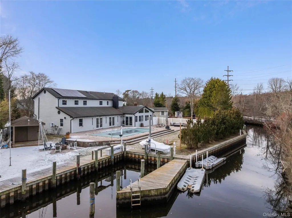 24 Twin River Drive Oakdale NY 11769