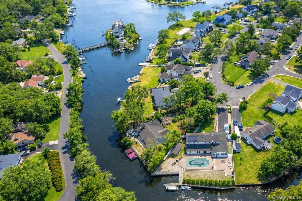24 Twin River Drive Oakdale NY 11769