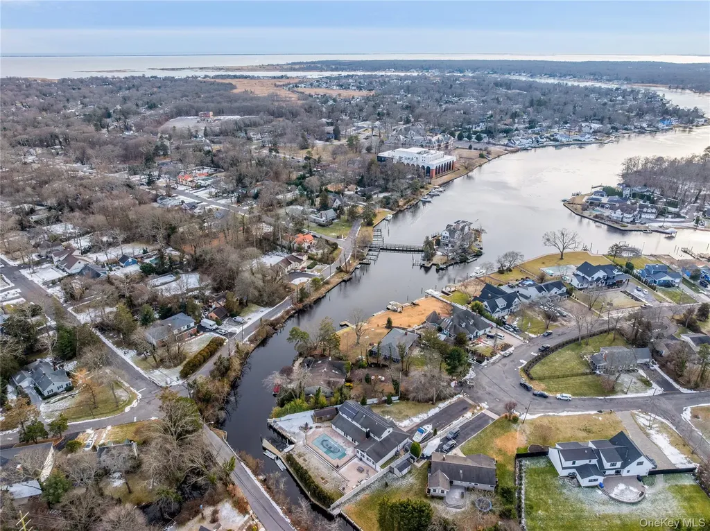 24 Twin River Drive Oakdale NY 11769