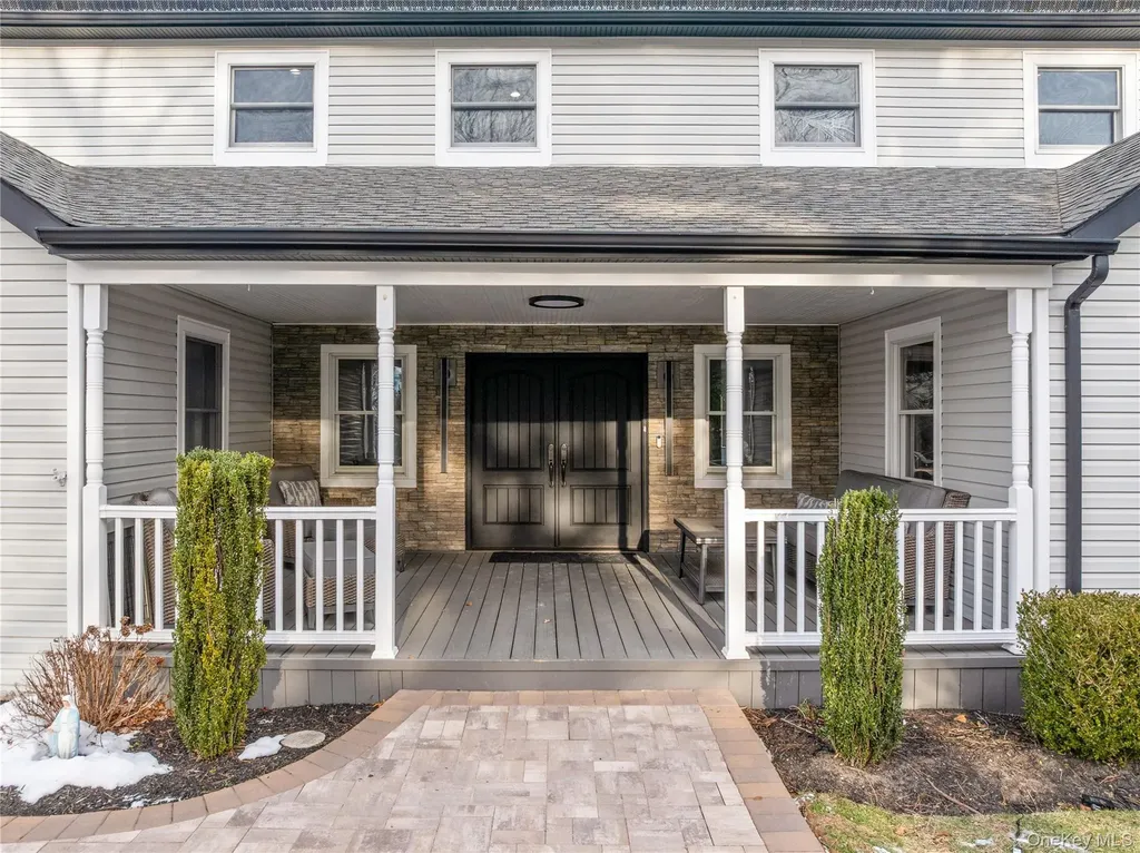 24 Twin River Drive Oakdale NY 11769