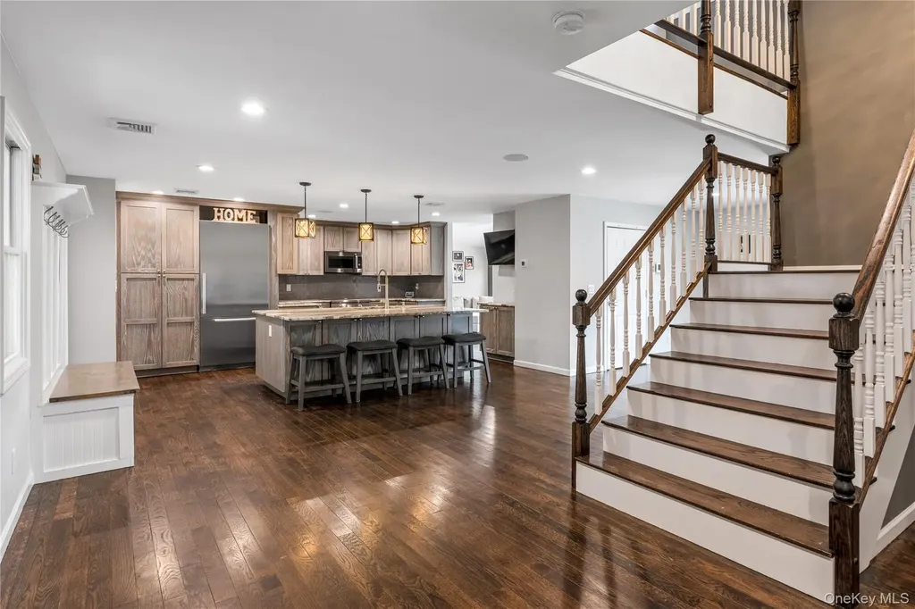 24 Twin River Drive Oakdale NY 11769