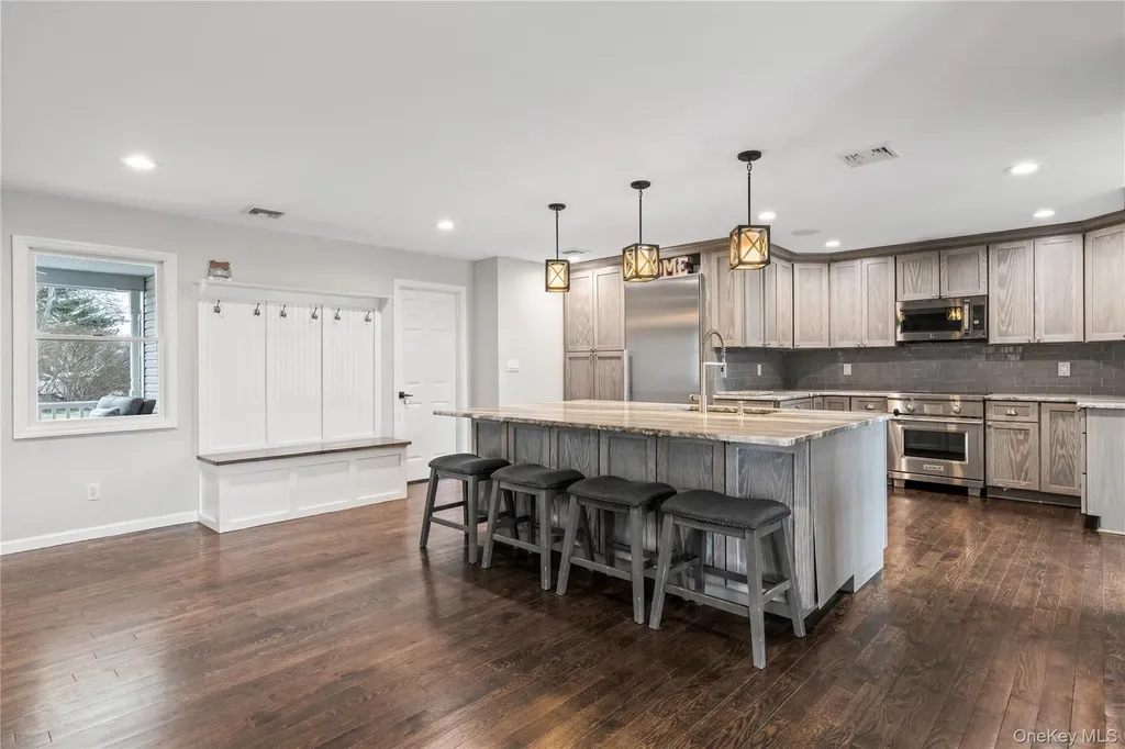 24 Twin River Drive Oakdale NY 11769