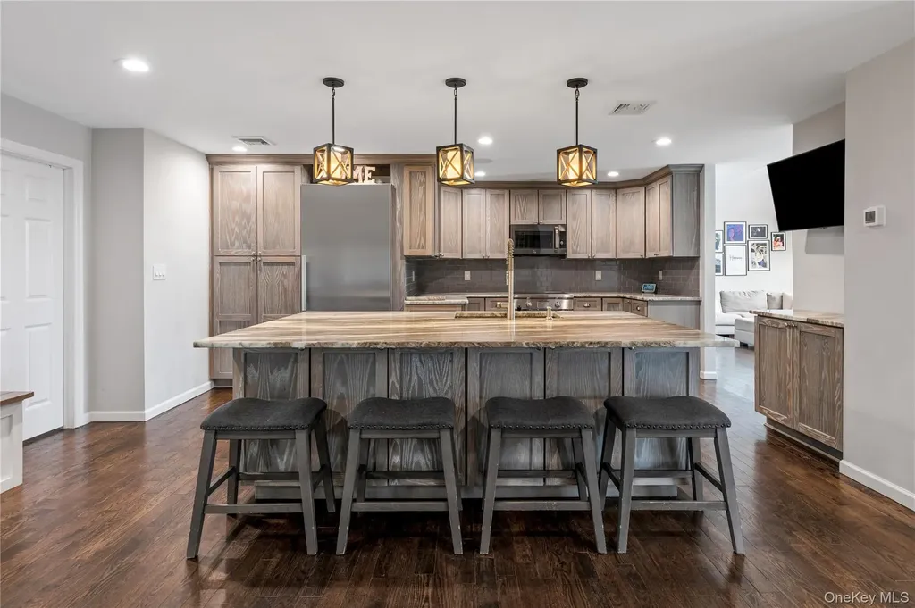 24 Twin River Drive Oakdale NY 11769