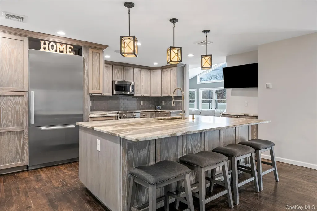 24 Twin River Drive Oakdale NY 11769