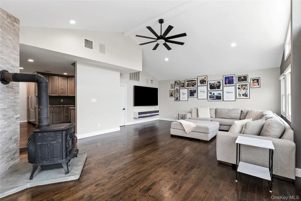 24 Twin River Drive Oakdale NY 11769