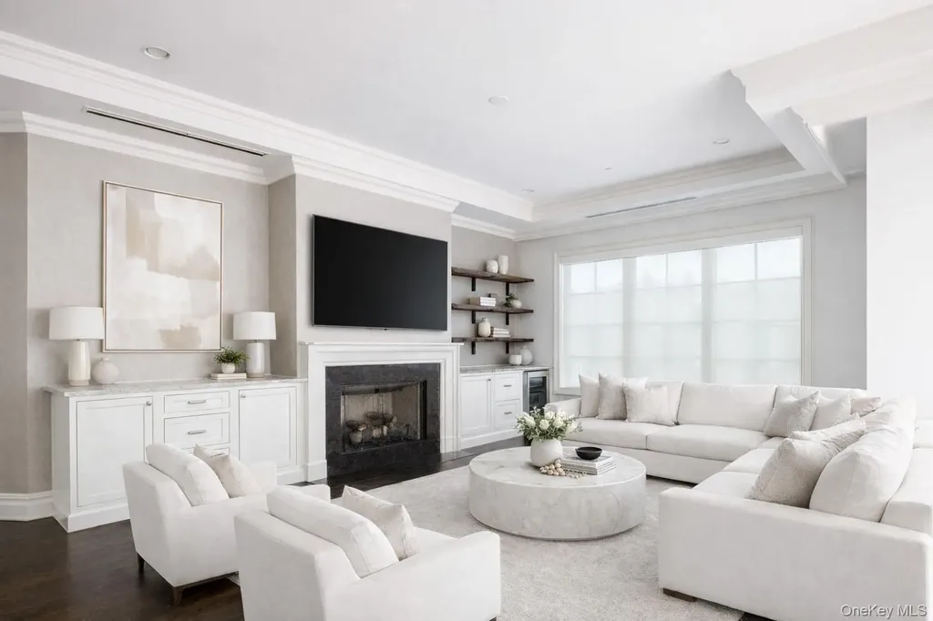 2000 Royal Court North Hills NY 11040