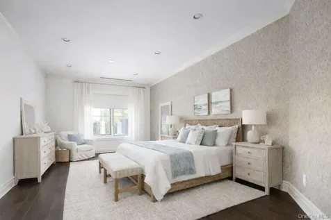 2000 Royal Court North Hills NY 11040