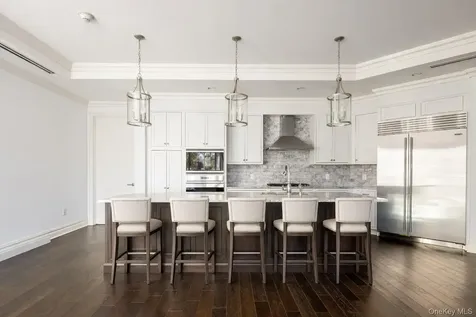 2000 Royal Court North Hills NY 11040