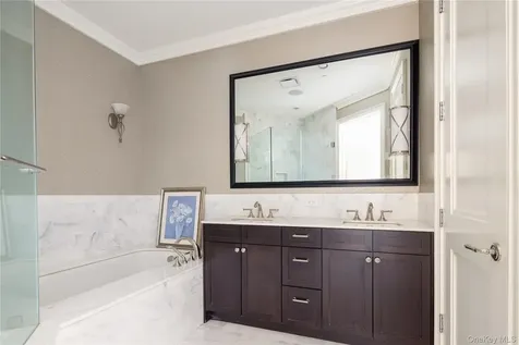 2000 Royal Court North Hills NY 11040